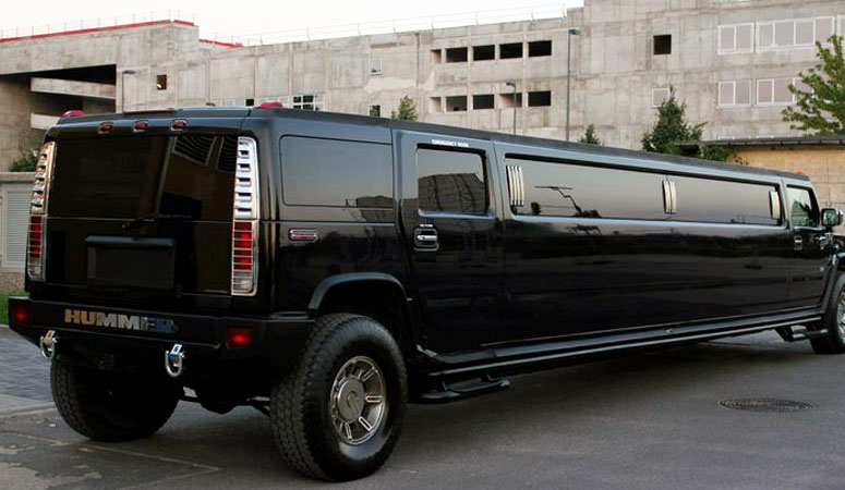 Heckansicht Hummer H2 schwarz